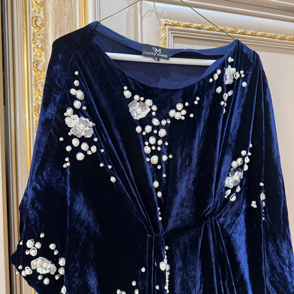 Rozina Munib Kaftan Navy Blue Velvet with Pearl - Picture 7 of 10